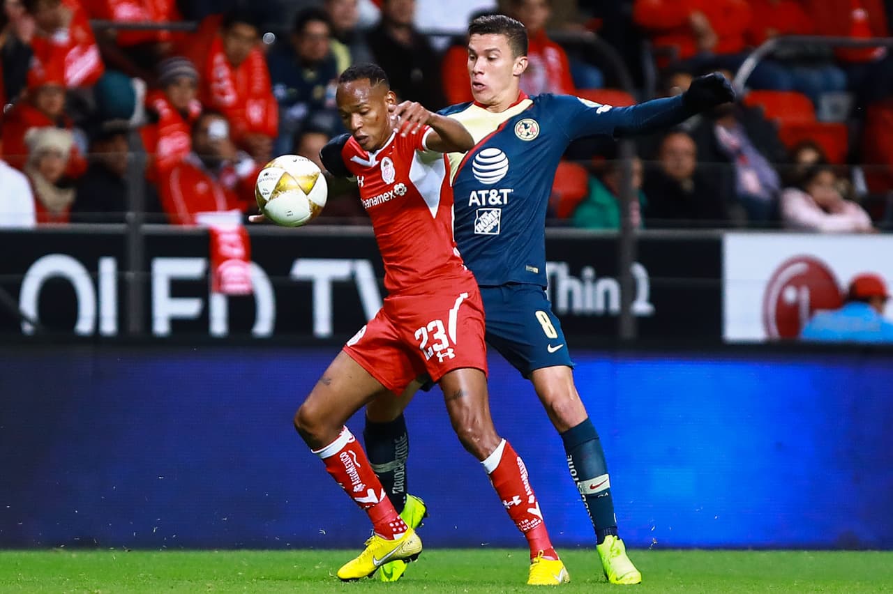 América arrancó el partido con más dominio del balón en la media cancha.