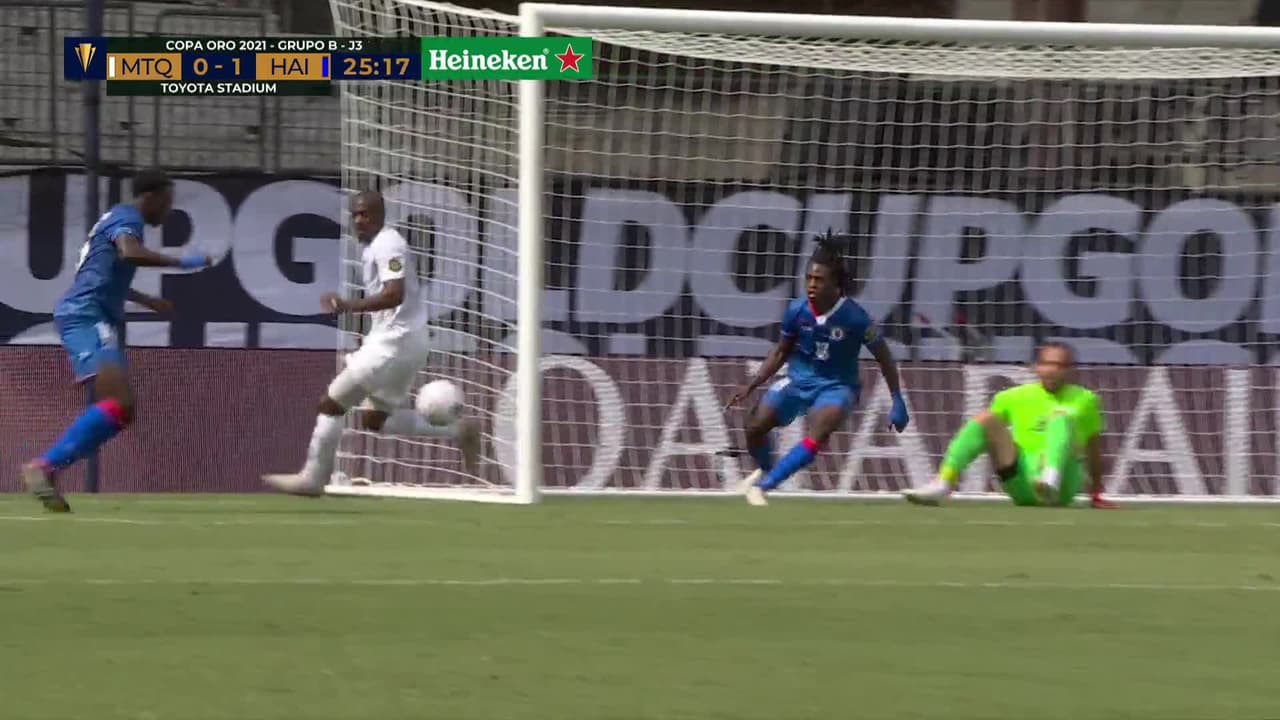 ¡TIRO ATAJADO! disparo por Ronaldo Damus.