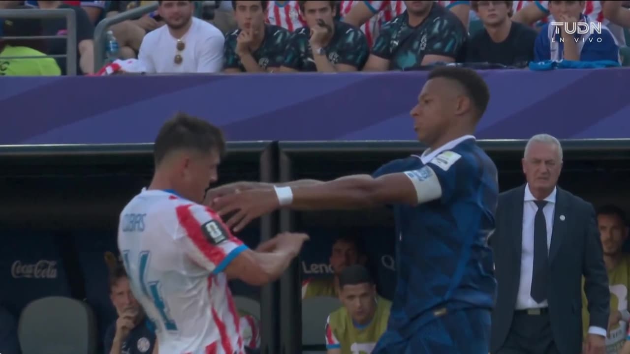 ¡Mbappé se calienta con medio Paraguay después de una faltota!