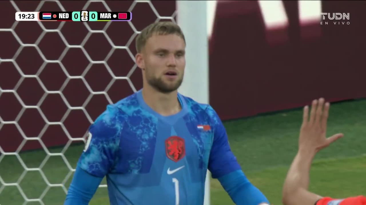 ¡El par de salvajes atajadas de Verbruggen que salvan a Países Bajos del golazo de Marruecos!