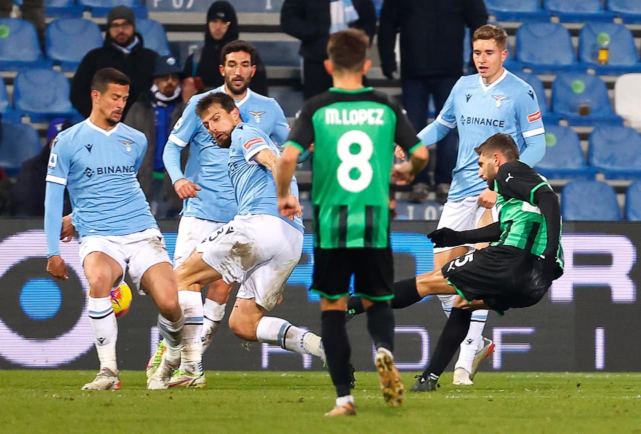 Berardi y Raspadori le dieron el triunfo a Sassuolo sobre la Lazio que sólo anotó un gol por parte de Zaccagani, durante la J17 en la Serie A.