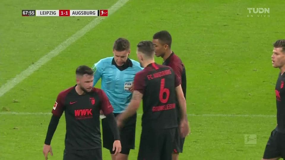 Tarjeta amarilla. El árbitro amonesta a Daniel Baier de FC Augsburg