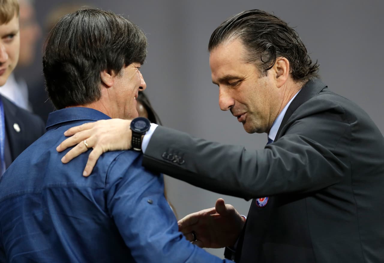 Saludo amistoso entre los dos entrenadores antes de iniciar las acciones en Kazan.