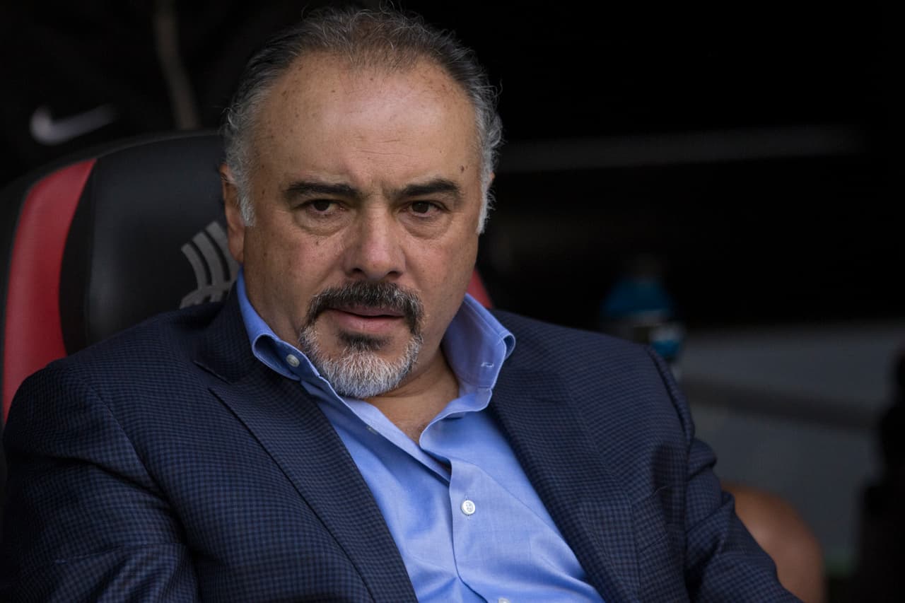 Pero en la figura de Ricardo Ferretti, también encuentra una alta debilidad, se debe a que Guillermo Vázquez fue auxiliar del ‘Tuca’ en Pumas durante siete torneos en los que trabajaron codo a codo. Ferretti también está expuesto con sus conocimientos.