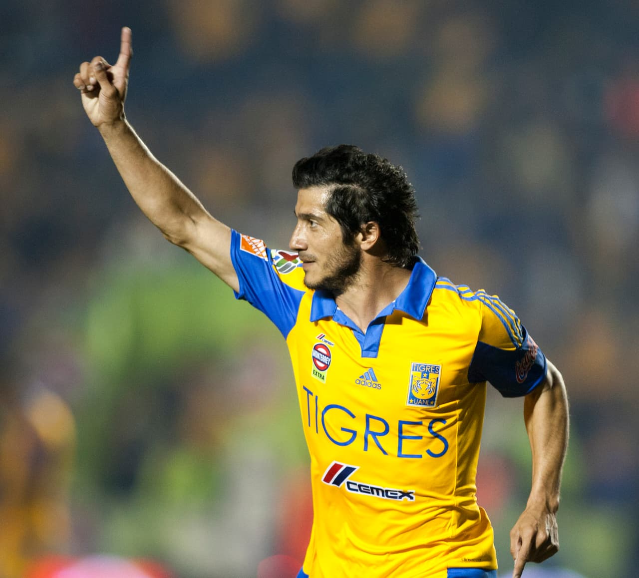 Los dos equipos tienen inestabilidad representada en jugadores. Damián Álvarez cuenta con un carácter explosivo que puede meter en problemas a todos sus compañeros en Tigres pero así mismo Darío Verón es un capitán que es capaz de enviar un mensaje erróneo al resto de sus compañeros.