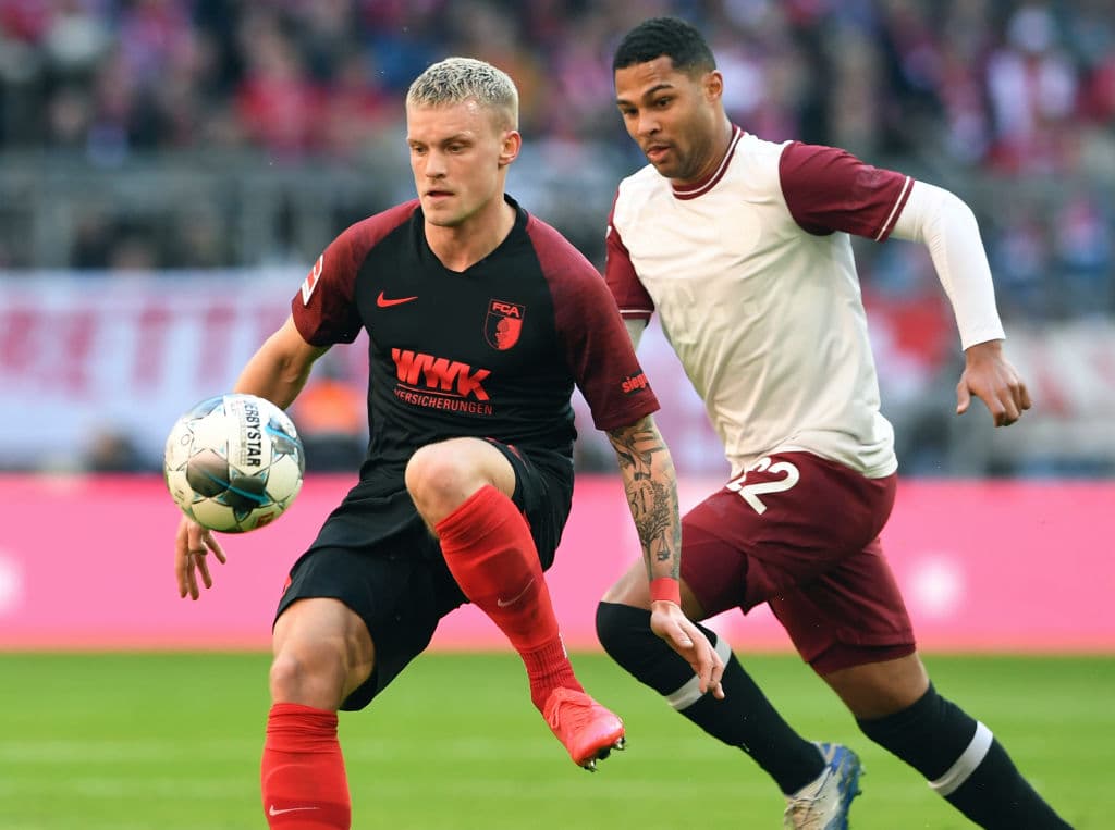 El defensa Philipp Max se le adelanta a Serge Gnabry por el balón.