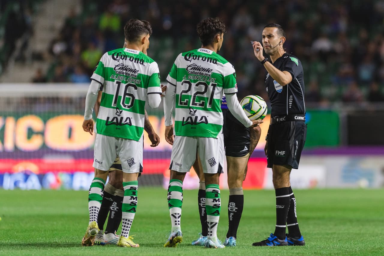 Con un gol tardío de cabeza autoría de Harold Preciado, Santos Laguna doblegó a Mazatlán en el inicio de la Jornada 3 del Clausura 2023. Santos abrió el marcador al 36’ vía Juan Brunetta, pero Ariel Nahuelpán empataría en el segundo tiempo. Sin embargo, Harold Preciado marcó el tanto definitivo a 10 minutos del final.