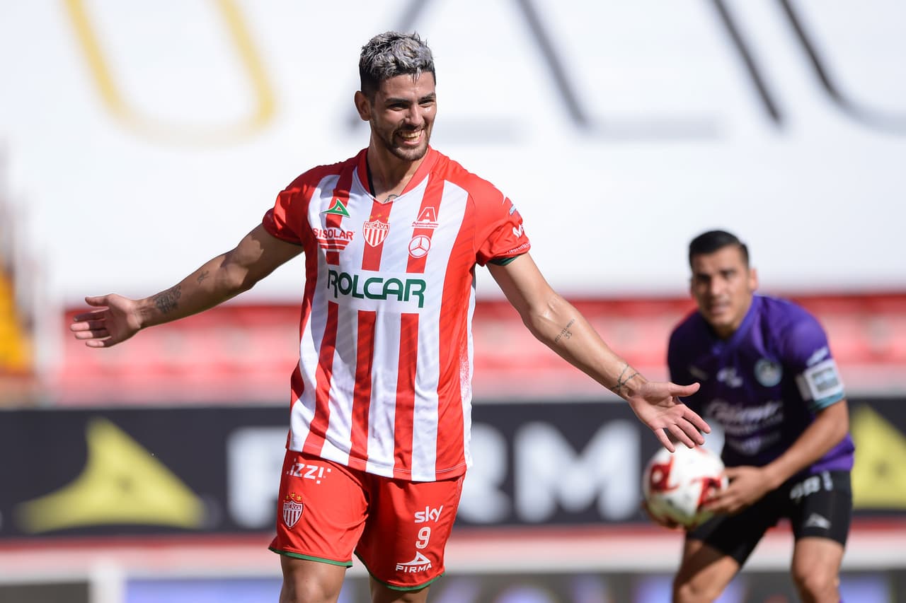 Lucas Passerini festeja un gol con Necaxa.