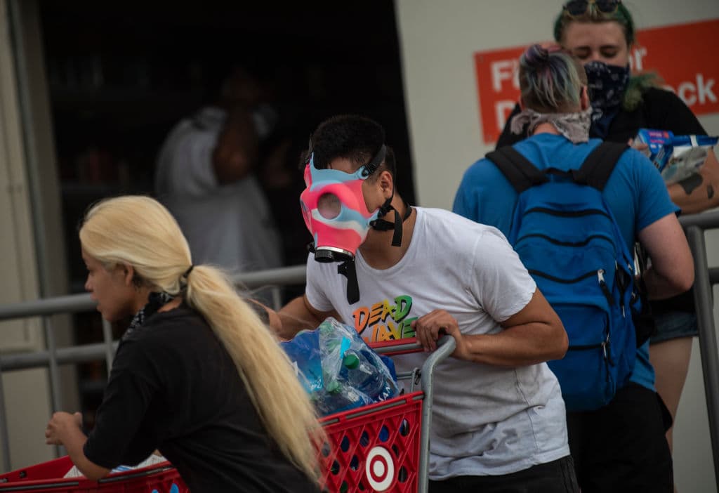 <b>Numerosas personalidades del mundo de la política, los medios de comunicación y el deporte han denunciado la violencia injustificada de la policía contra los negros.</b> "Es un trágico recordatorio de que no se trata de un incidente aislado, forma parte de un ciclo de injusticia sistemática que aún persiste en nuestro país", dijo el exvicepresidente y candidato presidencial demócrata Joe Biden.
<br>