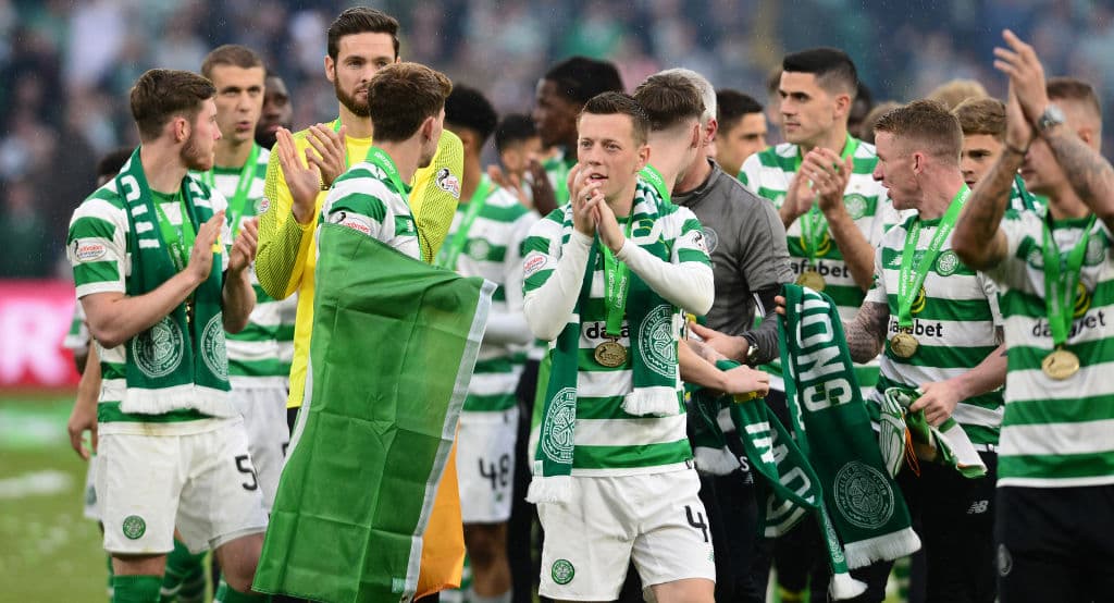 Con un triunfo de 2-1 ante Hearts, Celtic FC se coronó por octava ocasión seguida en la Scottish Premiership y festejó con su público en Celtic Park ante un estadio repleto pero con un cuadro plagado de jugadores suplentes. ¿La razón? El sábado entrante en Hampden Park disputará ante, precisamente, el Hearts la Final de la Copa Escocesa, aunque los de Edimburgh también jugaron con suplentes para el partido del fin de semana. Así festejaron los verdiblancos su campeonato 50 en el fútbol escocés.