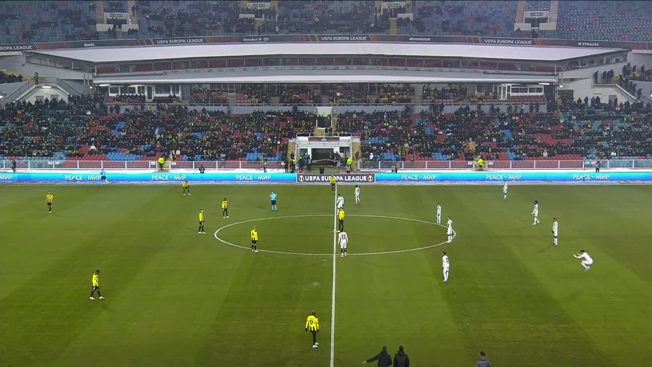 Arranca el partido y la pelota está en juego.
