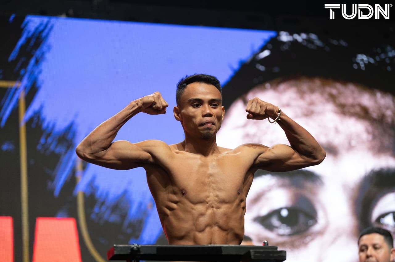 El mexicano ‘Vaquero’ Navarrete y Jeo Santisima cumplieron en la báscula al marcar 122 libras. El pleito es por el cetro mundial supergallo OMB del ‘Vaquero’.