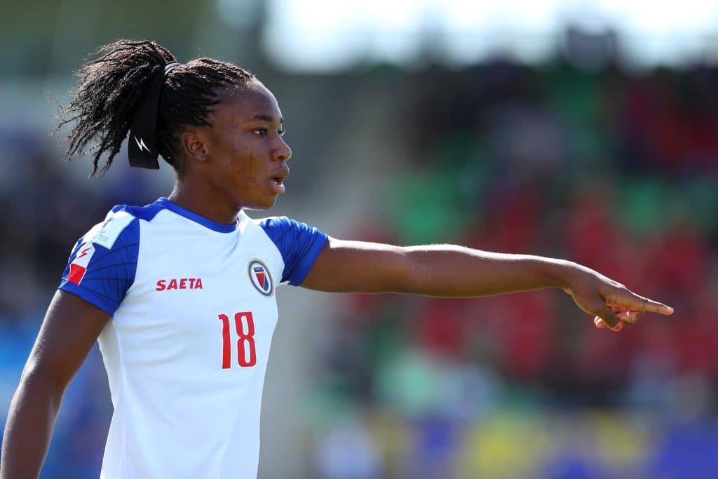 La mediocampista Melchie Dumornay, con tan solo 14 años, en 2018 marcó el gol del triunfo para Haití y logró la calificación al Mundial femenino de la FIFA Sub-20 de ese año. También se hizo del Balón de Oro en el Campeonato Femenino Sub-17 de Concacaf 2018. Hoy con 16 años no debemos perderle la pista.