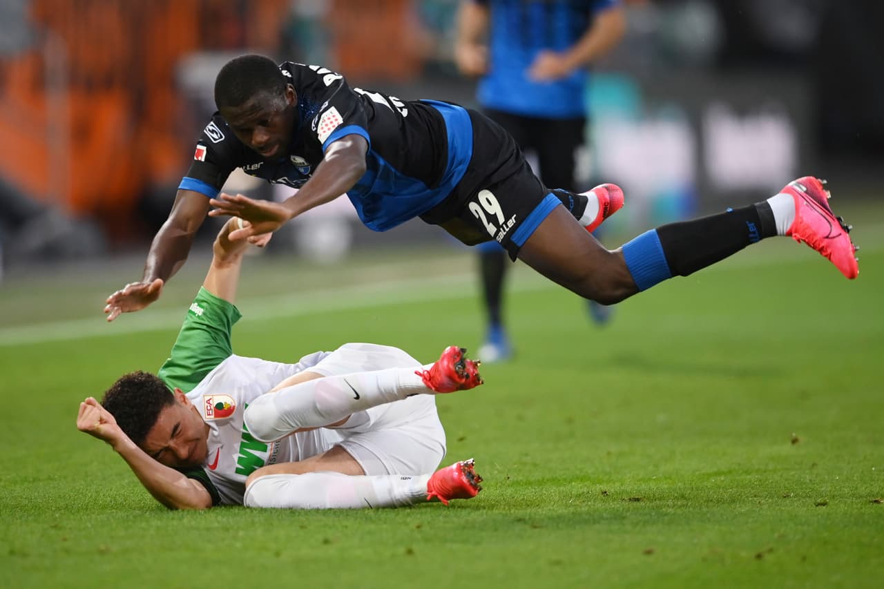 Ruben Vargas se barre y tropieza al defensor del Paderborn Jamilu Collin.