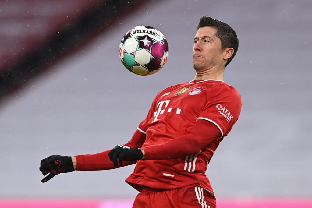 Bayern Munich empata 3-3 ante Arminia, tras ir perdiendo 2-0 en la primera mitad del encuentro en la Bundesliga. Con un campo nevado, los bávaros lograron la hazaña con goles de Lewandowski, Tolisso y Alphonso Davies. Por parte de los de Bielefeld, Vlap, Pieper y Gebauer fueron los autores de los goles para cerrar la J21.