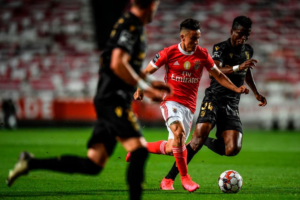 Benfica derrota 2-0 al Vitoria y prolonga la coronación del Porto por lo menos una jarnada más.