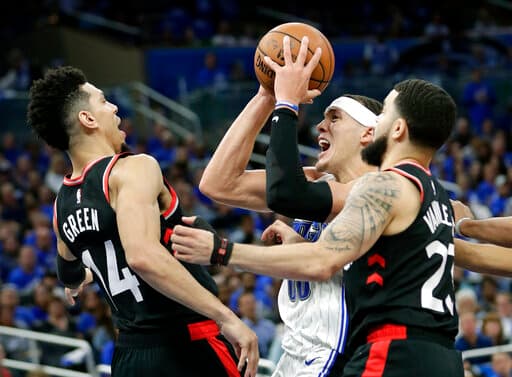 Toronto está cerca de avanzar a la segunda ronda de la Postemporada de la NBA en la Conferencia del Este luego de vencer sin demasiadas complicaciones al Orlando Magic este domingo en Amway Arena por 107-85 y ponerse arriba 3-1 en la contienda. Les compartimos las mejores imágenes de este partido.
