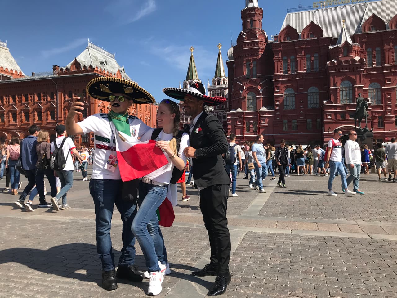 Cada lugar de Moscú estaba colmado por los fanáticos mexicanos.