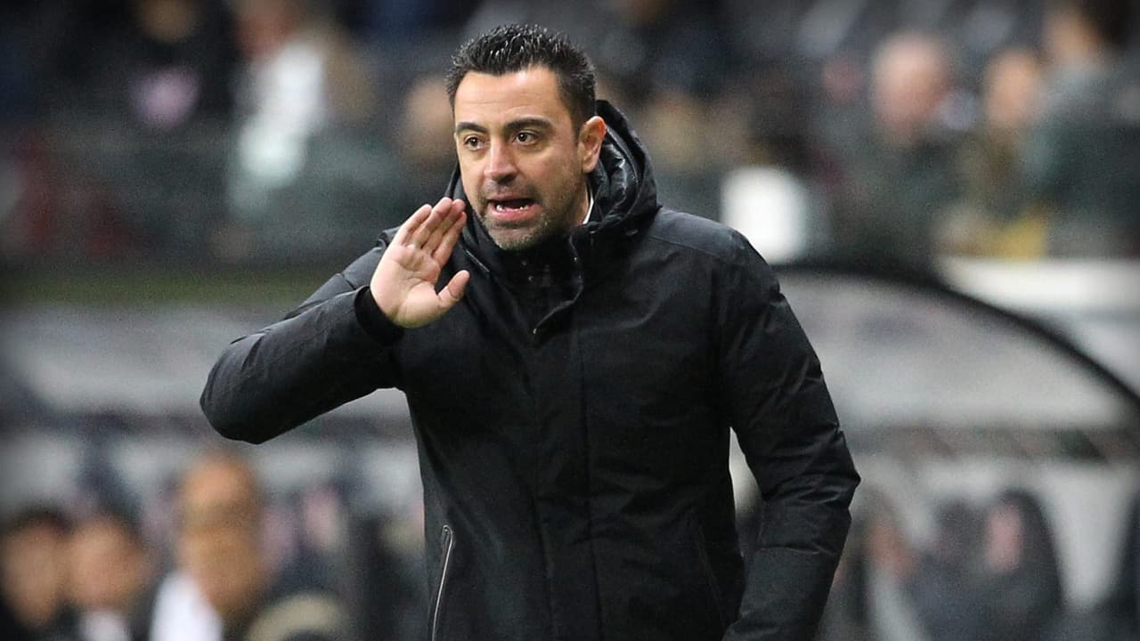 Xavi mueve las piezas con lo que tiene en el Barcelona