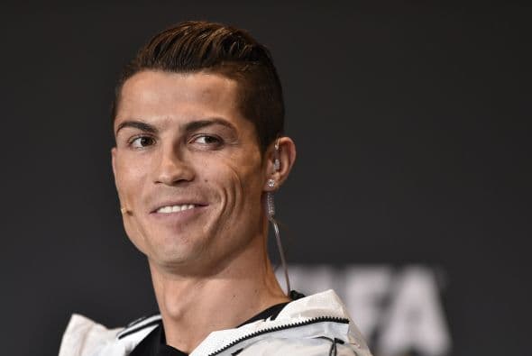 La fiesta llegó a las redes sociales generando comentarios positivos y negativos alrededor de la conducta del jugador y de su compromiso con el club, varios compañeros se han mostrado molestos con el portugués.