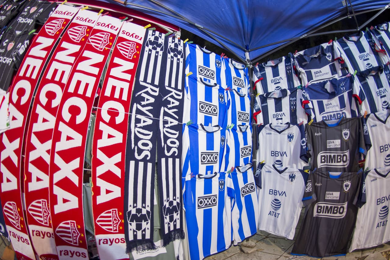 Una colorida tienda presentaba variedad de artículos de Rayos y Rayados.