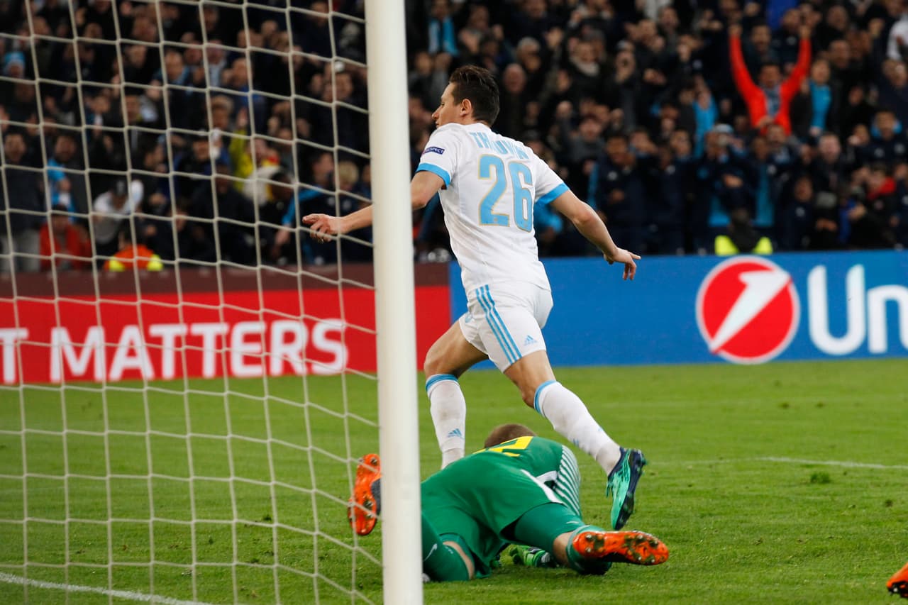 La ilusión de la afición aumentó cuando en el minuto 36 un centro perfecto de Dimitri Payet llegó a la pierna derecha de Floriant Thauvin.