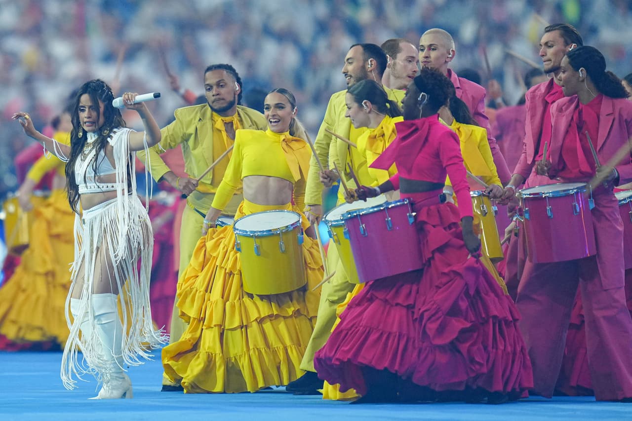 "Elegí el color blanco para ella, junto con su 'stylist', porque quisimos que ella sea el centro de todo, los bailarines con colores brillantes y
<b>ella como foco blanco al centro</b>, dando balance y armonía a todo", explicó Carlos a Vogue.
<br>