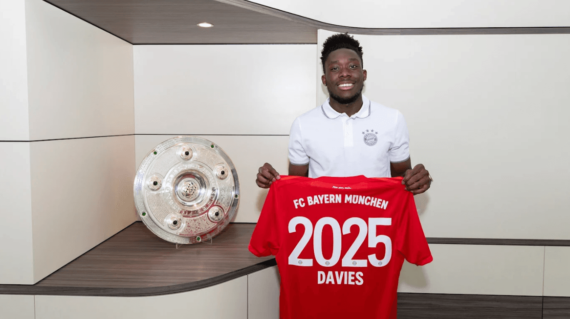 Los directivos vuelan a Vancouver para reunirse con Alphonso y su agente; firma contrato con el club bávaro el 18 de julio del 2018 con tan sólo 17 años.