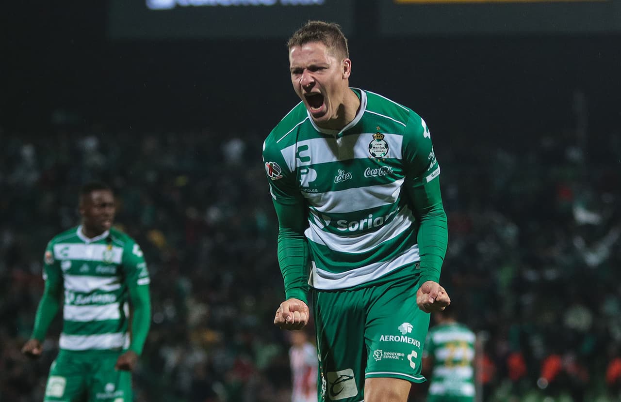 En el minuto 55 el argentino Julio Furch (centro) logró el empate para Santos Laguna después de un regalo del arquero Julio González.