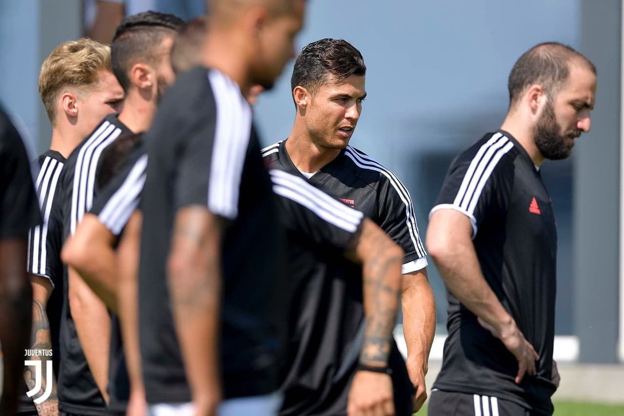 Luego de ganar la UEFA Nations League y darse un tiempo de descanso con su familia, Cristiano Ronaldo se unió este sábado a la pretemporada de la Juventus en Turín. Los fanáticos que estaban en el Training Center aprovecharon para pedirle una foto y un autógrafo al ídolo portugués.