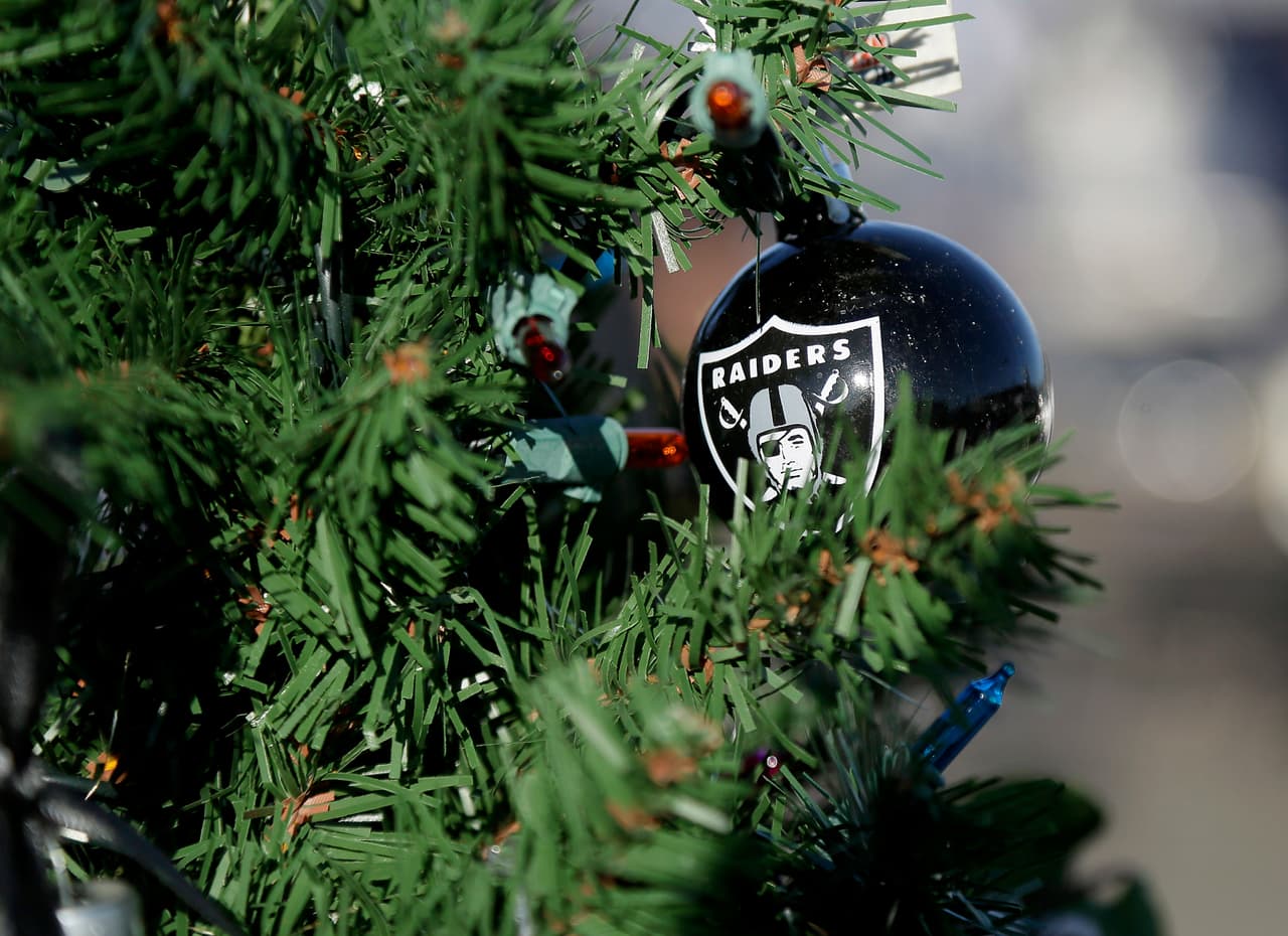 Las animadoras y los fanáticos en múltiples escenarios de la NFL en la jornada 15 vistieron la fiesta del fútbol americano de Navidad con sus atuendos y demás accesorios de las festividades.