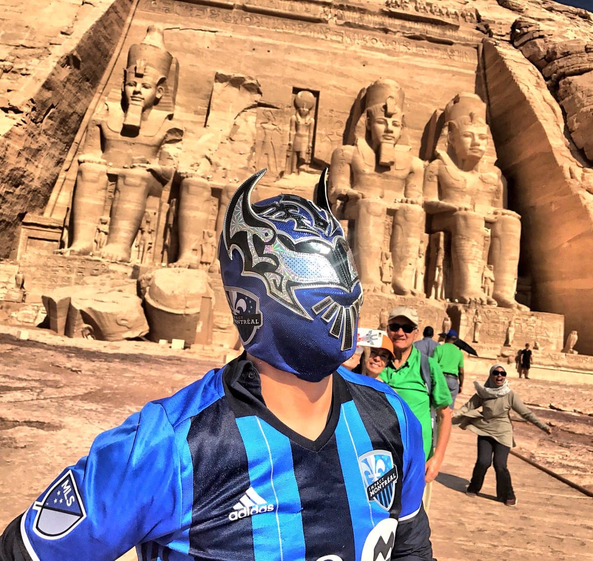 De paseo por Egipto, este fanático del Montreal Impact y de la lucha libre no podía dejar pasar la oportunidad de lucir su máscara y su playera del club canadiense.