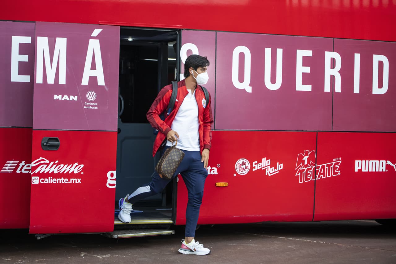 El ariete del Rebaño Sagrado fue de los primeros en bajar del autobús de Chivas.