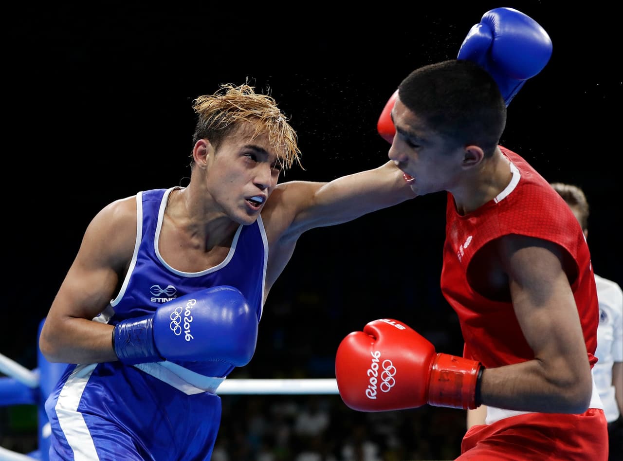 Yoel Finol de Venezuela (izq) derrotó al británico Muhammed Ali para avanzar a los cuartos de final de peso mosca (-52kg).