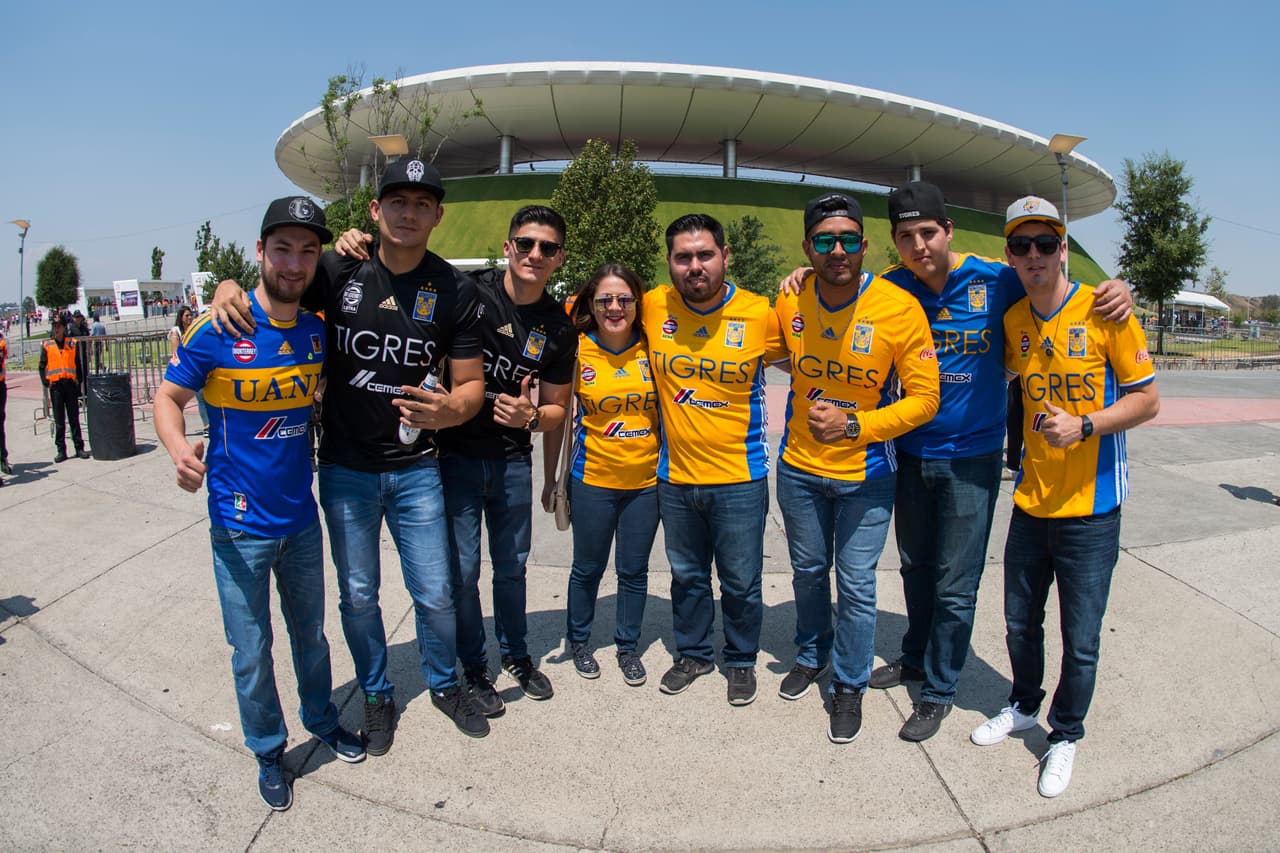 Aficionados de Chivas y Tigres disfrutaron de un gran espectáculo. Música, carne asada, sombreros, maquillajes, máscaras y banderas fueron la constante en el Estadio Chivas.