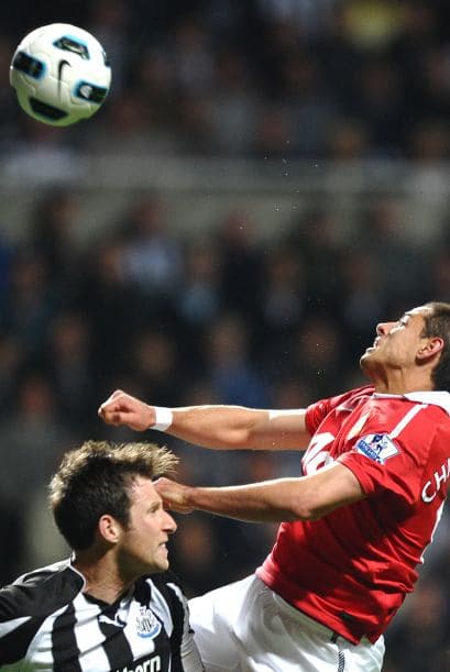 El 'Chicharito' insistía una y otra vez en busca de adelantar a su club.