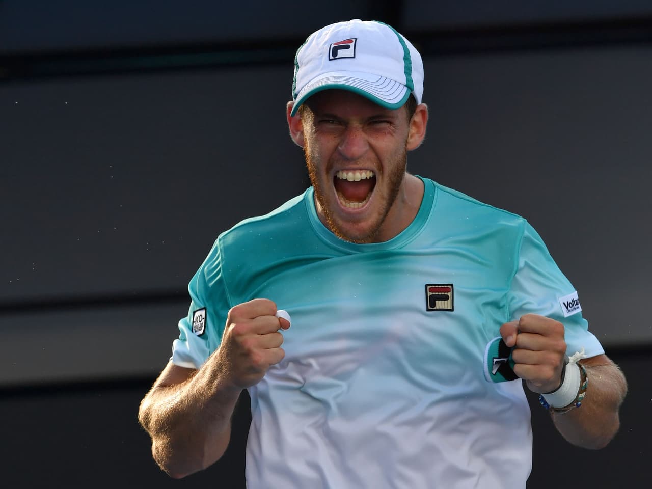 El argentino Diego Schwartzman, vigésimo cuarto cabeza de serie del torneo, se plantó por primera vez en octavos de final al vencer 6-7 (1), 6-2, 6-3, 6-3 al ucraniano Alexandr Dolgopolov.
