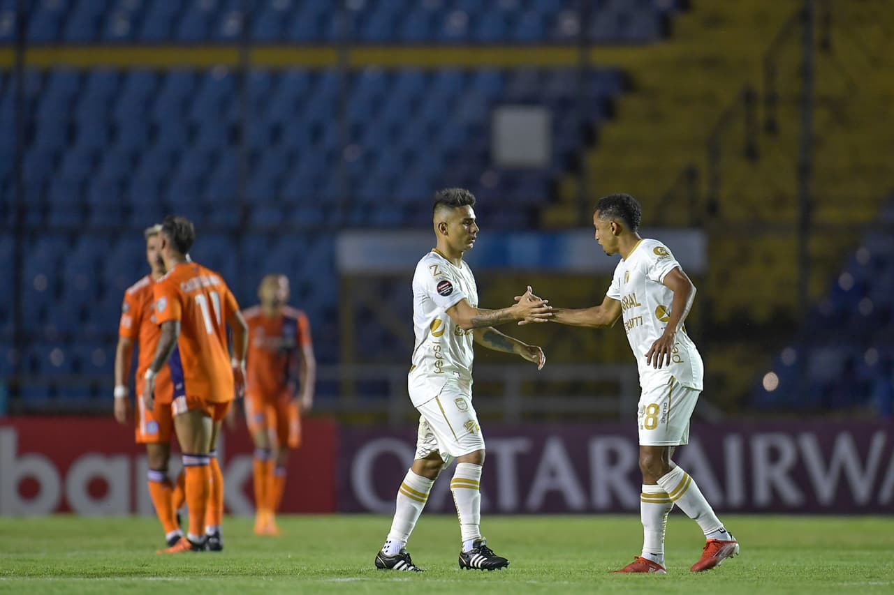 A momentos del descanso, Andrés Lezcano robó el balón en tres cuartos de cancha del NYC, se enfiló al arco y remato de forma potente para el 1-1 que daba esperanza.