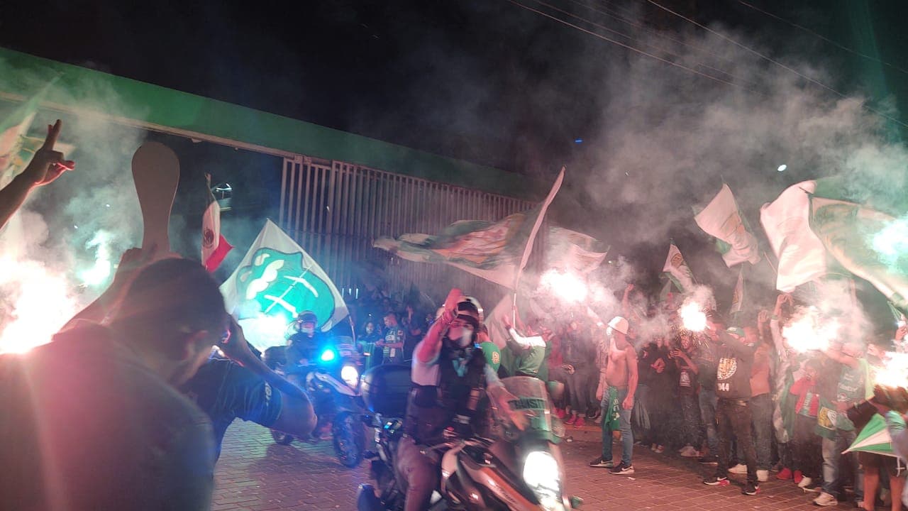 Así festejaron en León el pase a la Final del Guard1anes 2020 | La afición no se midió en la celebración tras la victoria sobre las Chivas. ¿Será que ya esperan al Cruz Azul en la Final?