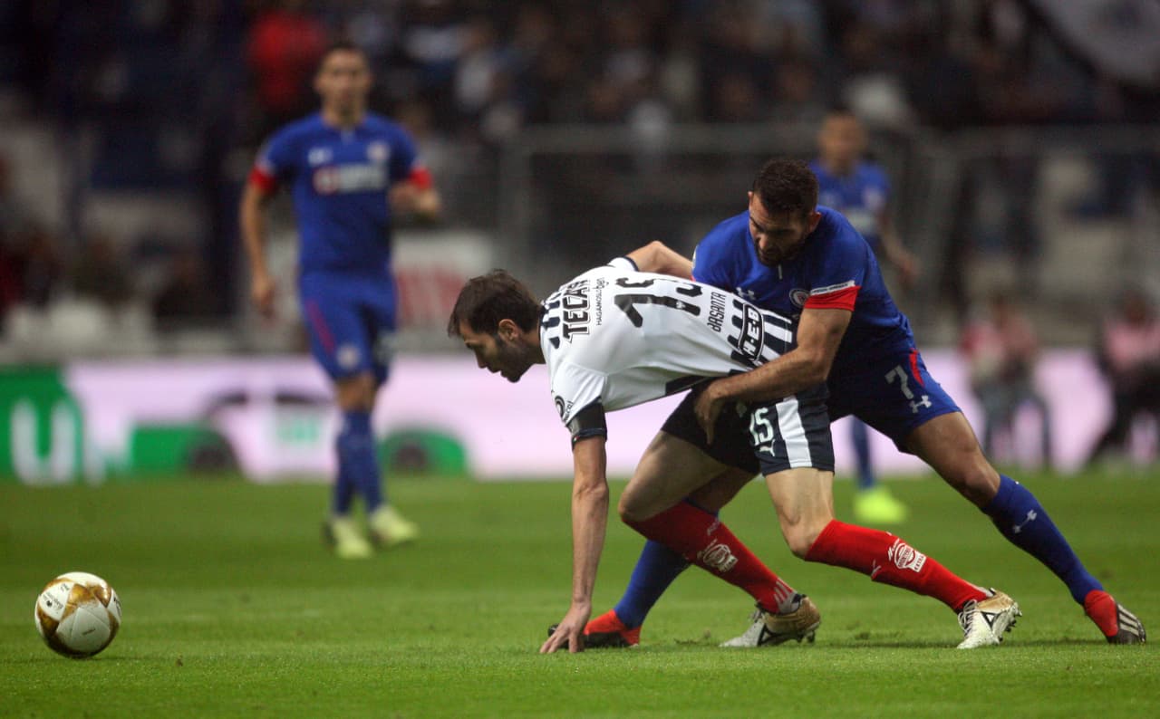 Martín Cauteruccio tuvo un comienzo de partido bien complicado, teniendo que replegar su zona de trabajo para recuperar el balón y presionar.
