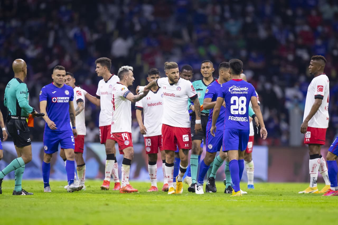 El primer tiempo concluía con quejas y empujones. La frustración era de Cruz Azul y el momento anímico de Toluca.