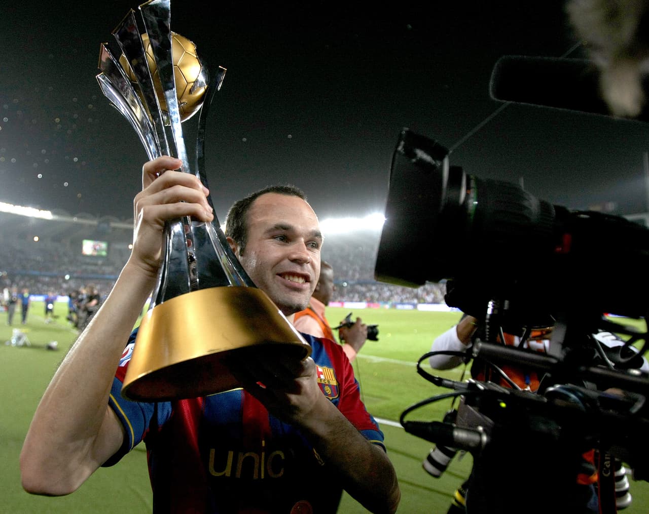 En Emiratos Árabes llegó el primer Mundial de Clubes para Andrés Iniesta de los 3 que ha conquistado. La final la ganaron al Estudiantes de La Plata al que superaron por 2-1 sin participación en la final del manchego.