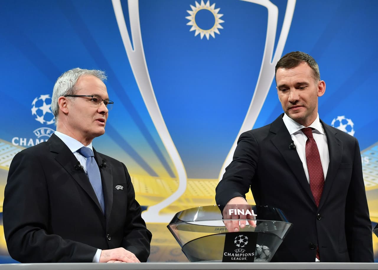 El histórico delantero ucraniano Andriy Shevchenko fue quien sacó cada una de las balotas de las semifinales.