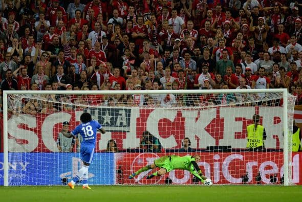 Neuer también ha demostrado ser muy bueno para atajar penales ya que reacciona muy rápido y, como es muy alto, suele alcanzar a desviar balones que van al ángulo o remate colocados.