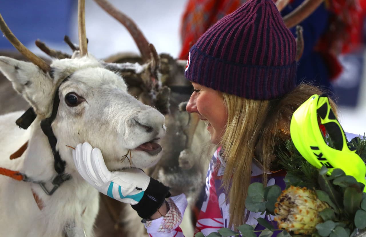El primer eslalon de la temporada de la Copa Mundial de esquí alpino, disputado en el estadio Levi Black, de Levi, (Finlandia), tuvo como ganadores a la estadounidense Mikaela Shiffrin y al austríaco Marcel Hirscher, en un escenario marcado por la belleza de sus paisajes.