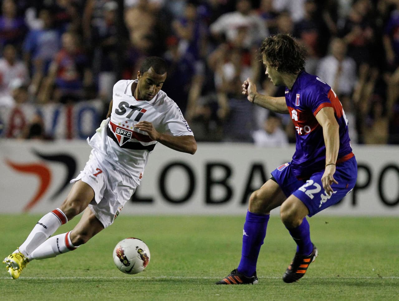 Con 13 años, Lucas Moura dejó al Corinthians para fichar por el Sao Paulo, conjunto que lo debutó a los 18 gracias a su velocidad y calidad.