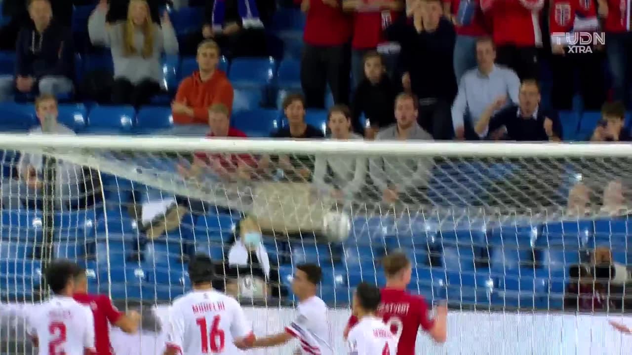 ¡GOL!  anota para Noruega. Alexander Sørloth