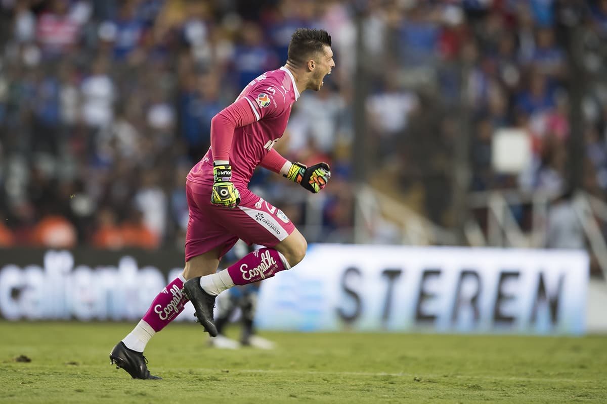 El arquero brasileño Tiago Volpi, figura durante el partido, celebra los goles para el triunfo del Querétaro.