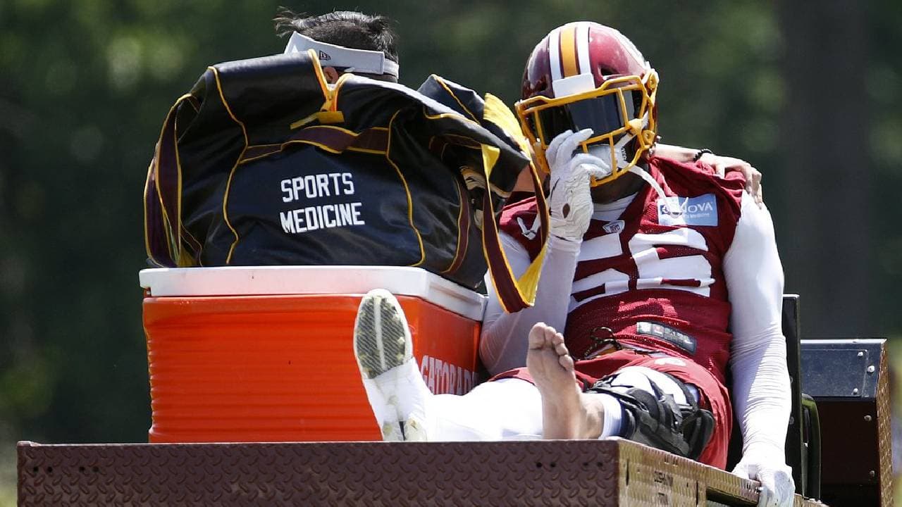 Reuben Foster se lesionó la rodilla en el primer día de entrenamientos