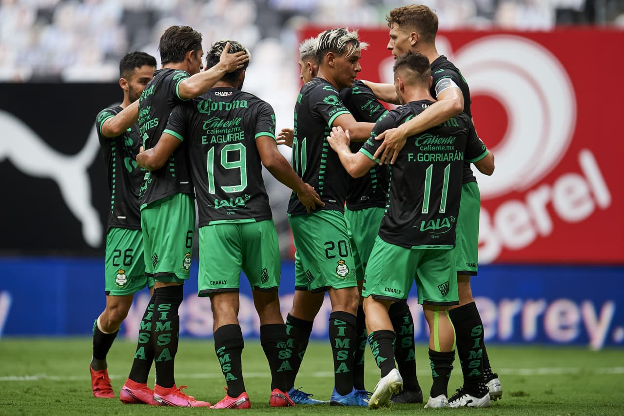 Julio Furch recibió un balón producto de un ‘horror’ defensivo de Rayados y mandó guardar el balón.
